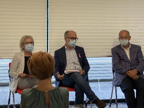 Il vicegovernatore, Riccardo Riccardi, a Udine alla presentazione delle campagne di sensibilizzazione sulla prevenzione della Lega italiana lotta ai Tumori, Lilt, tra la presidente della delegazione regionale, Bruna Scaggiante, e il responsabile della sezione di Udine, Giorgio Arpino. 